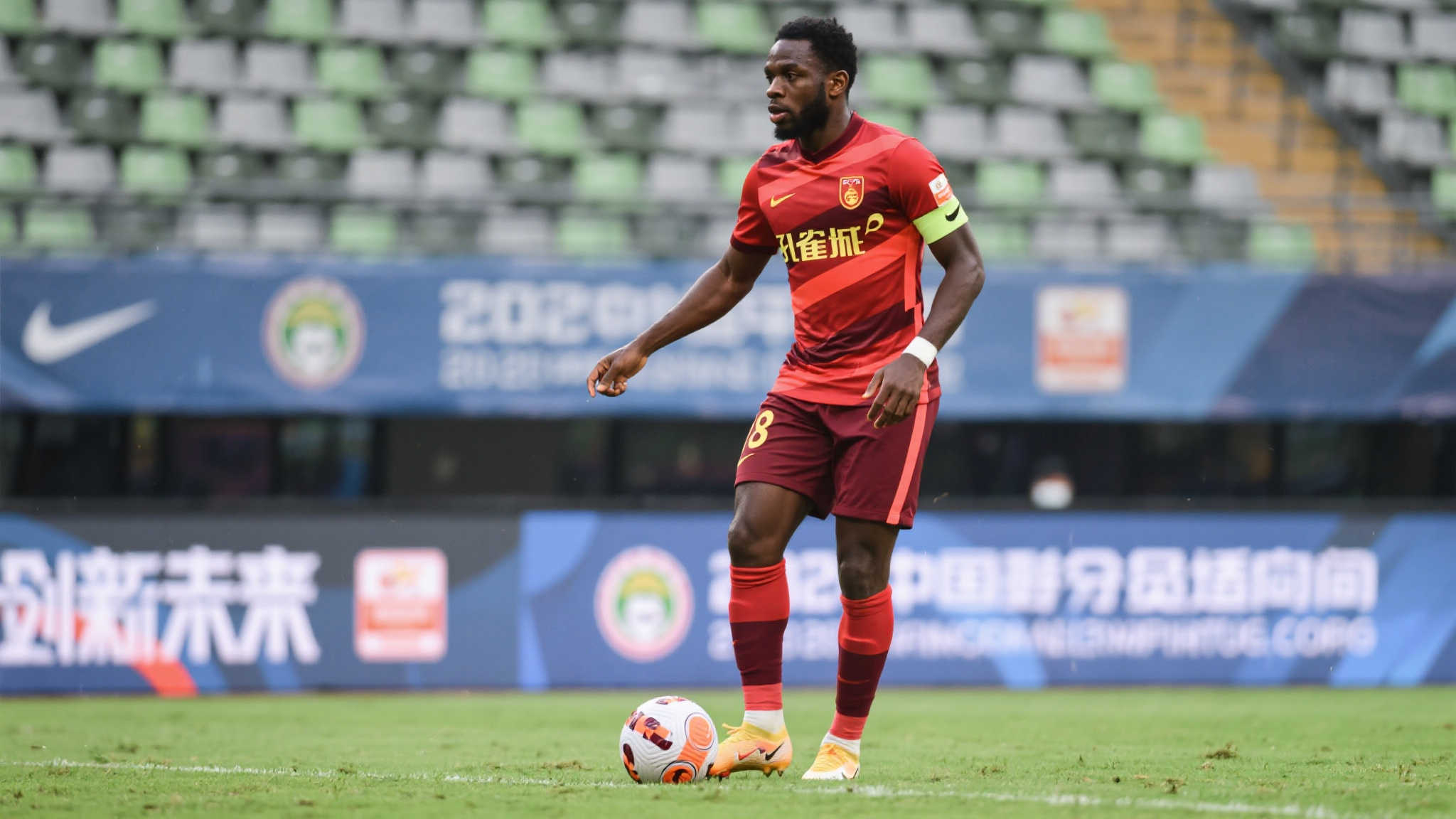 足球报:申花新援恩拉沃今晚抵达上海,战津门虎或难登场 回顾中超联赛的历史,不乏类似的情况。例如,某支中游